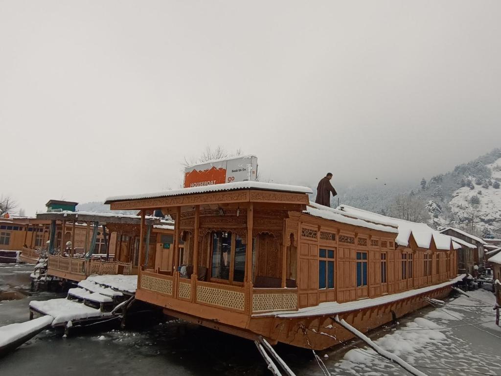 luxuries Houseboat