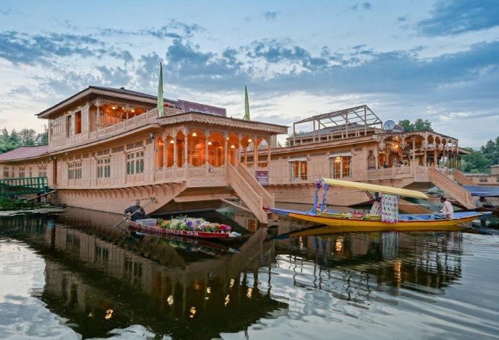 Delightful Houseboat Stay